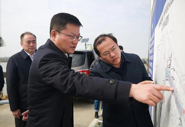 县委书记邓勇,县委副书记高为淼,副县长章文风等领导陪同调研.