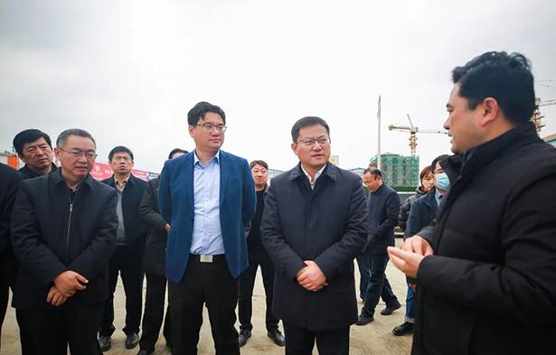 县委书记邓勇,县委副书记高为淼,副县长章文风等领导陪同调研.