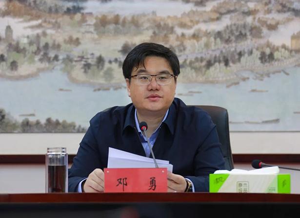 县委书记邓勇主持召开县委常委会会议