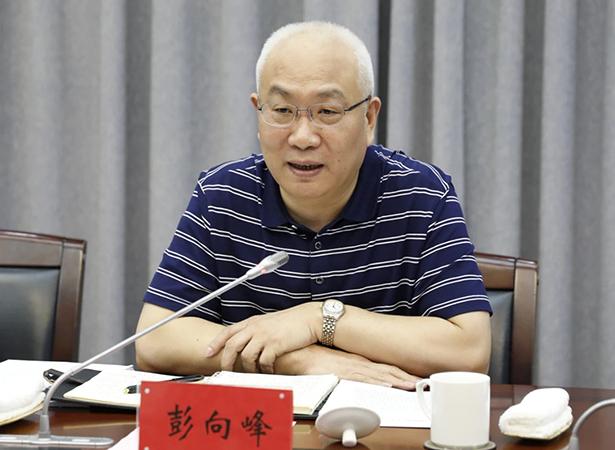 彭向峰在听取汇报后,就燃气安全,安保维稳等方面工作进行了现场问询