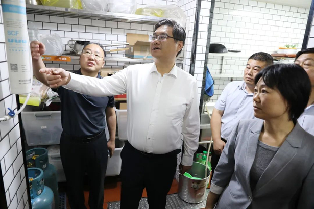 20230625县委书记邓勇带队开展餐饮场所燃气安全检查3.jpg