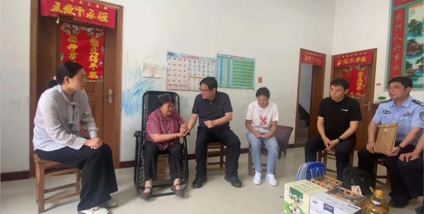 20230623县委书记邓勇带队看望慰问见义勇为英雄家属2.jpg