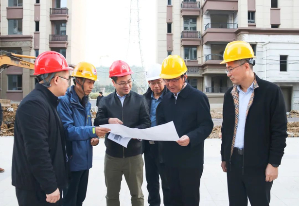 20231119孙志标现场推进安置小区和道路交通等民生工程项目建设1.jpg