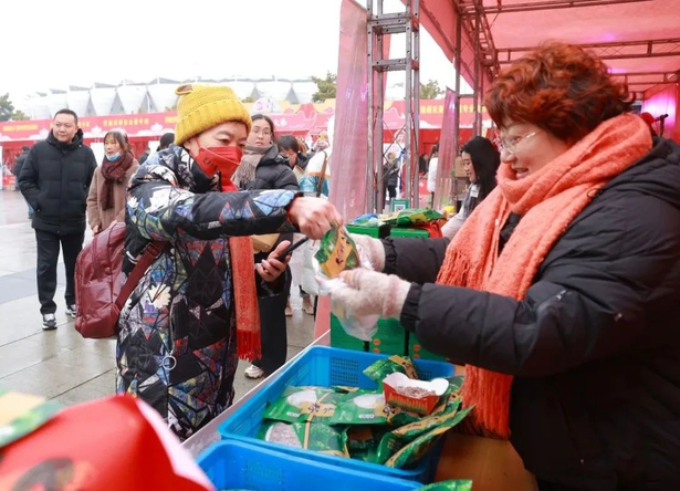 202401202024盱眙年货大集启动仪式在县大剧院东门广场举行2.jpg