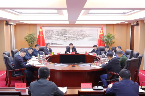 20240422县委常委会召开会议 研究开展群众身边不正之风和腐败问题集中整治等工作1.jpg