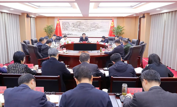 20240414县委理论学习中心组学习会召开1.jpg