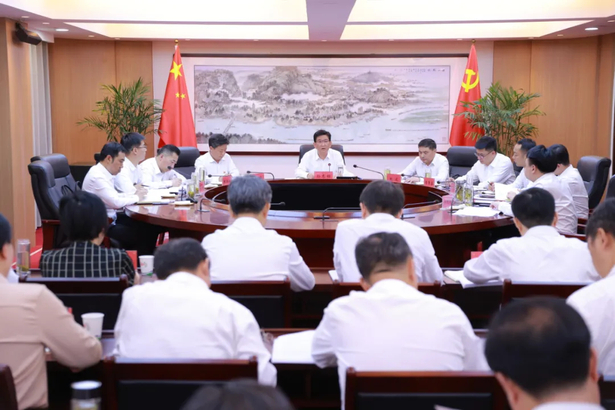 20240526县级领导干部党纪学习教育专题读书班（第二阶段）暨县委理论学习中心组学习会举行3.jpg