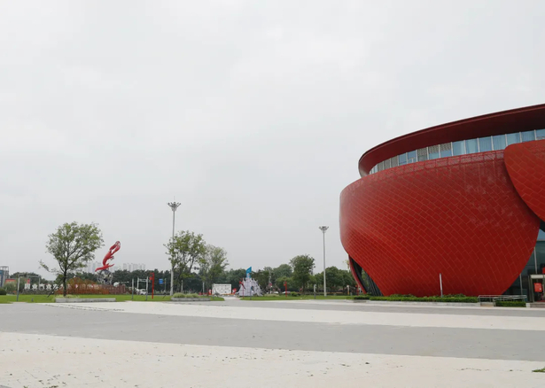 2024-07-15县领导推进龙虾博物馆与交易中心道路贯通及充电站建设、佰亿财富广场扫尾工作2.jpg