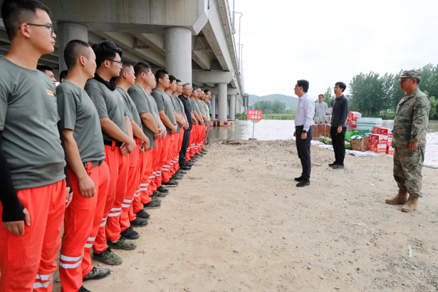 2024-07-25孙志标王长俊慰问支援我县抗洪抢险一线人员1.jpg
