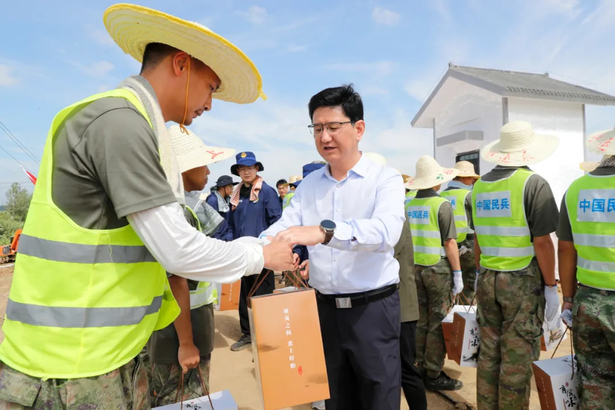 2024-07-25孙志标王长俊慰问支援我县抗洪抢险一线人员2.jpg