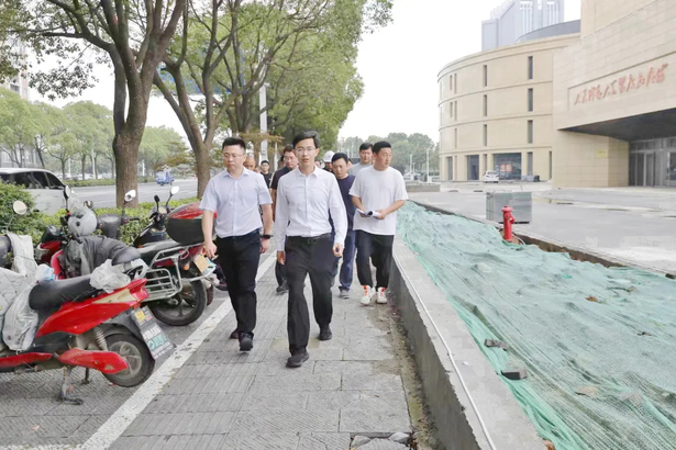 2024-07-15县领导推进龙虾博物馆与交易中心道路贯通及充电站建设、佰亿财富广场扫尾工作1.jpg