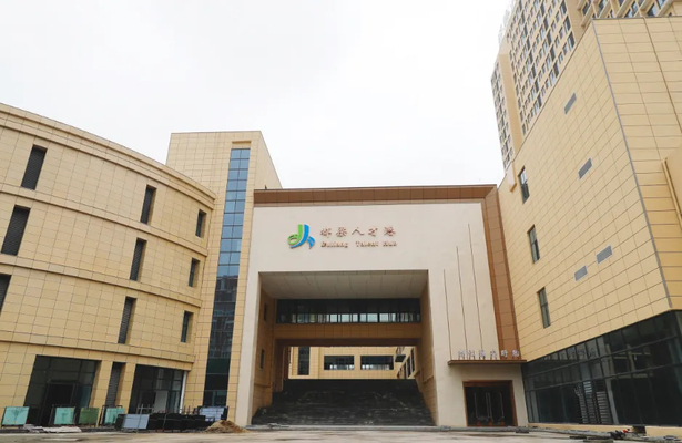 2024-07-15县领导推进龙虾博物馆与交易中心道路贯通及充电站建设、佰亿财富广场扫尾工作3.jpg