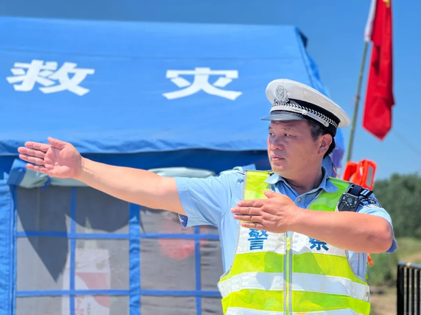 2024-07-21送“清凉”！心系防汛一线1.jpg