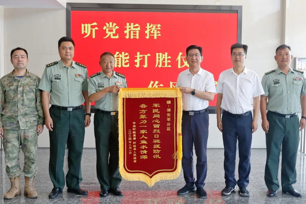 2024-08-01孙志标带队赴淮感谢参与防汛抢险的部队官兵和消防救援人员1.jpg