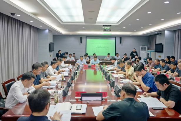 2024-09-27县政府十八届三十五次常务会召开.jpg