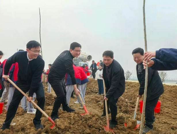 20250312县领导参加义务植树活动1.jpg