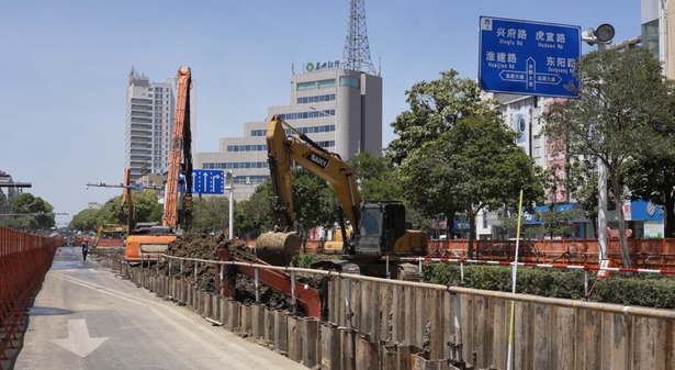 20250426县领导现场推进重点工程项目建设进度、扬尘治理和安全生产工作3.jpg