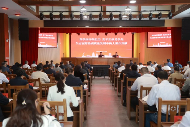 20250421孙志标为2025年县委党校春季主体班学员授“开班第一课”.jpg