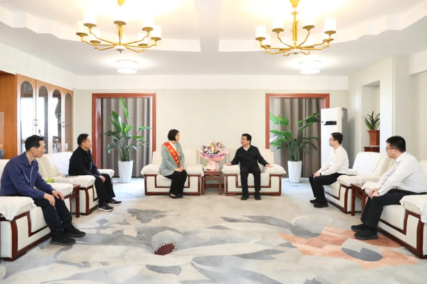 20250501孙志标慰问全国劳动模范徐玲.jpg