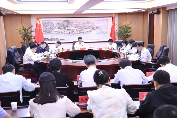 20250430县委理论学习中心组学习会暨县委常委会会议召开.jpg