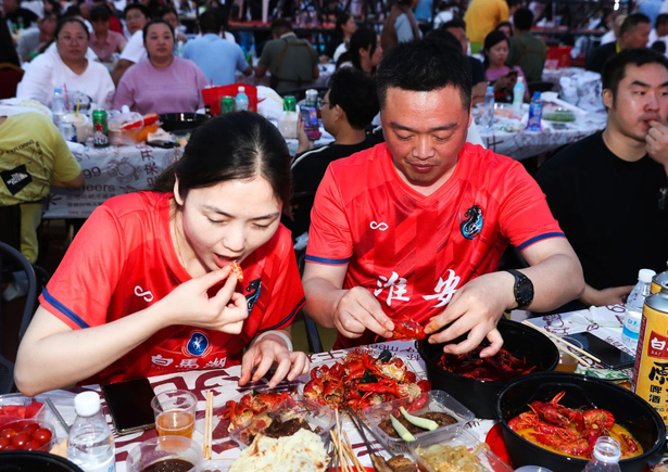 欢乐龙虾宴火爆开席8.jpg