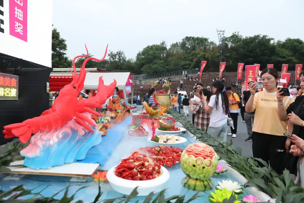 欢乐龙虾宴火爆开席4.jpg