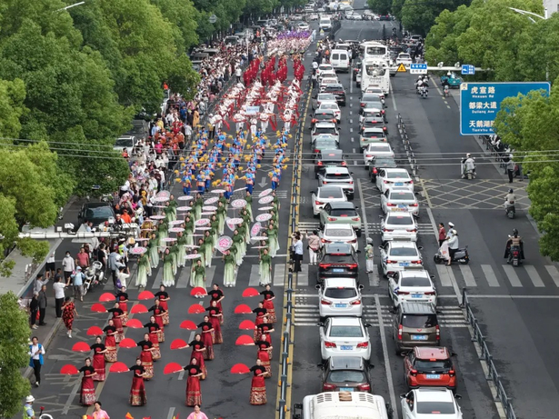 “虾趣狂欢,嗨游全城!”主题巡游活动火热上演9.jpg “虾趣狂欢,嗨游全城!”主题巡游活动火热上演9.jpg