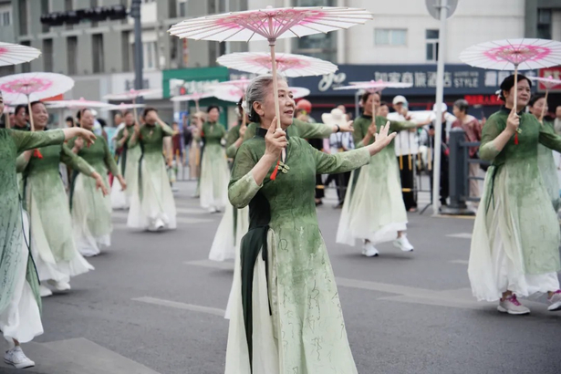 “虾趣狂欢,嗨游全城!”主题巡游活动火热上演10.jpg “虾趣狂欢,嗨游全城!”主题巡游活动火热上演10.jpg