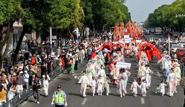 “虾趣狂欢,嗨游全城!”主题巡游活动火热上演3.jpg “虾趣狂欢,嗨游全城!”主题巡游活动火热上演3.jpg