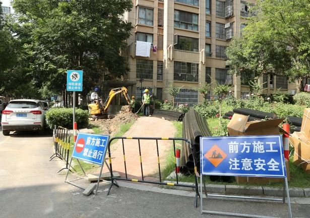 20250617县领导现场推进高层住宅小区消防安全工作3.jpg