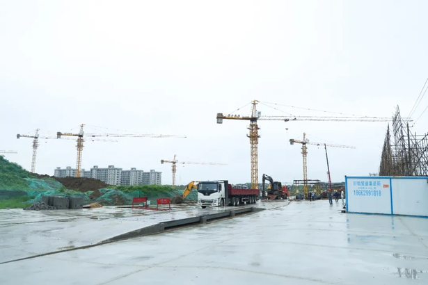 20250810县领导现场推进工程项目建设1.jpg