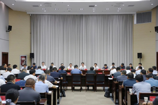 20250807全县项目攻坚暨经济运行分析会召开.jpg
