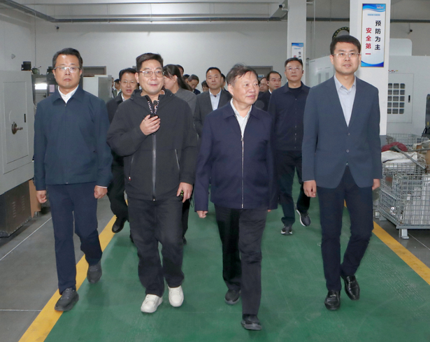 20251018市委市政府举行2025年第三次重特大产业项目攻坚拉练4.png