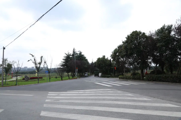 20251008县领导现场推进部分重点项目建设、安全生产和生态环保工作2.jpg