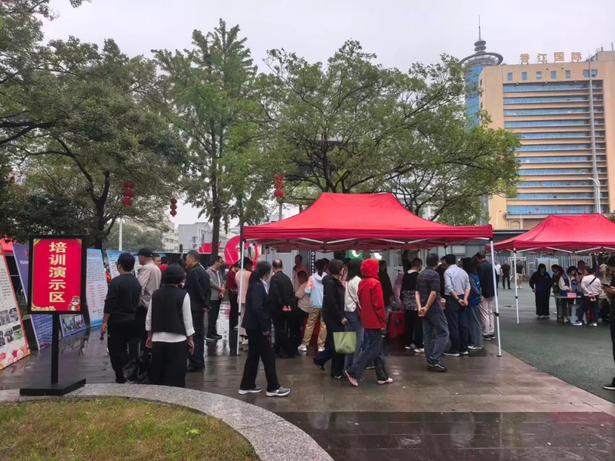【技能照亮前程】“职”达未来！“四大板块”燃动国庆求职季4.jpg