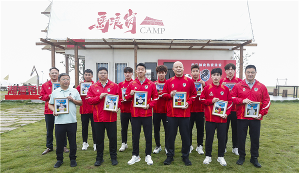 “苏超”淮安队球员空降盱眙，点燃校园小将足球梦5.png