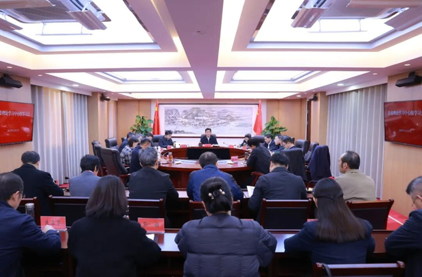 20251121县委理论学习中心组举行学习贯彻党的二十届四中全会精神专题学习会.jpg