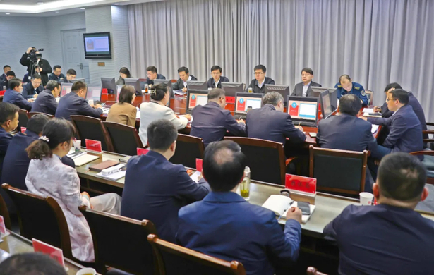 县政府十八届二十八次常务会召开.jpg