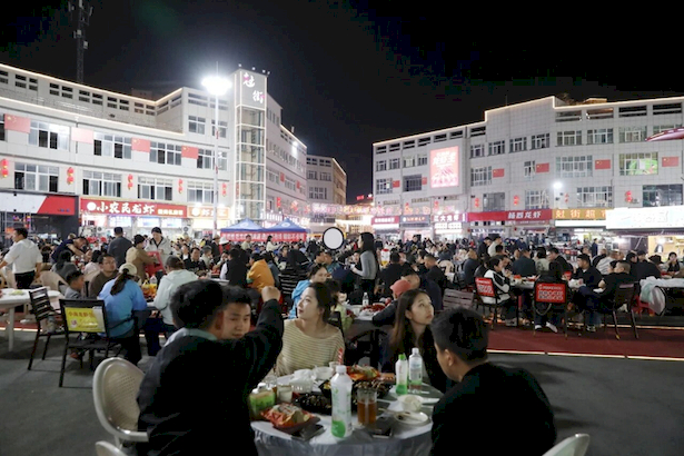 盱眙“尅街”开街 小龙虾点燃夜经济2.jpg