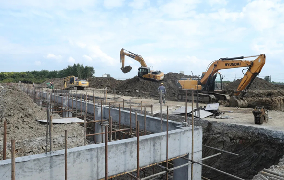 县领导现场推进拟开工和部分在建产业项目建设